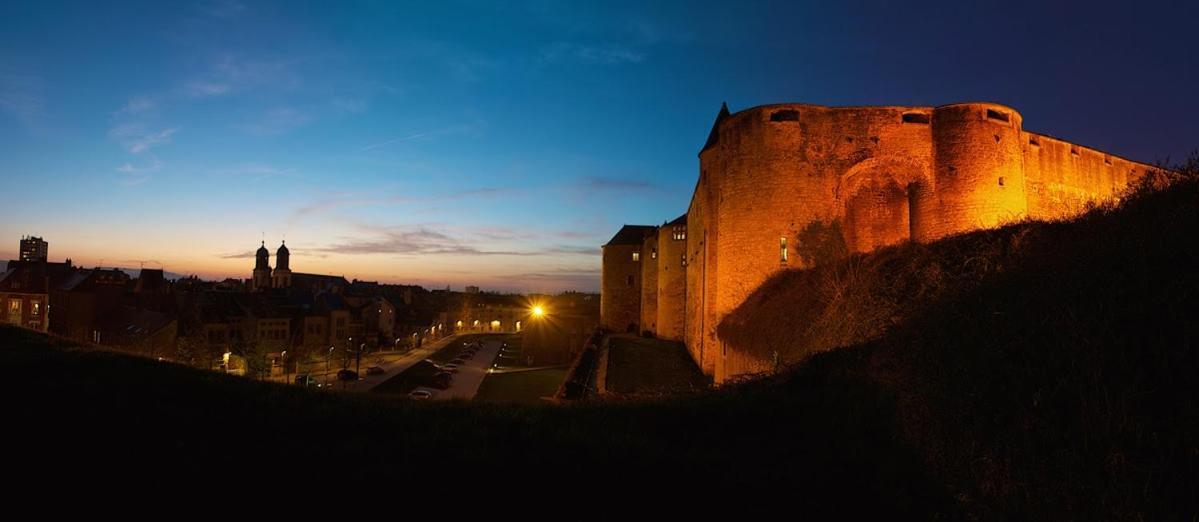 Budget Appart Avec Parking Au Centre-Ville Charleville-Mezieres Bagian luar foto