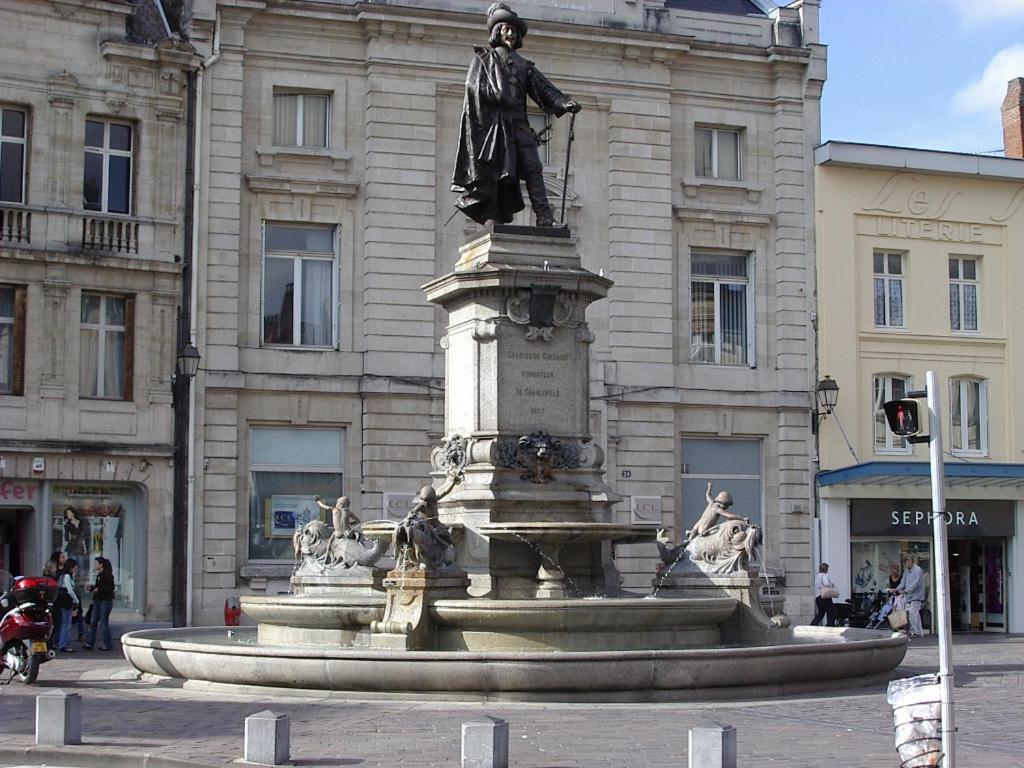 Budget Appart Avec Parking Au Centre-Ville Charleville-Mezieres Bagian luar foto
